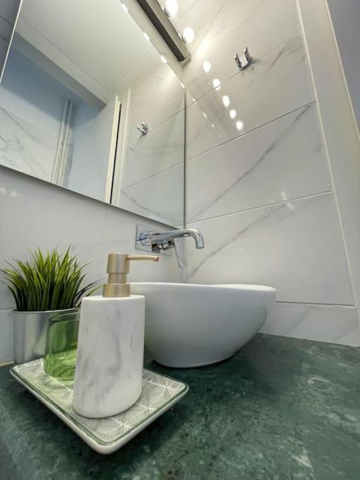 Stylish And Central Apt Near Acropolis - Avdi Square Athènes Extérieur photo